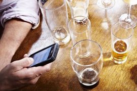 Beat, la 19 ani, a ameninţat o şcoală ca să se întoarcă gratis din Canada