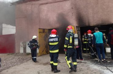 Garaj de pe Valea Țerovei, în flăcări