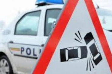 S-a înfipt în maşina de poliţie