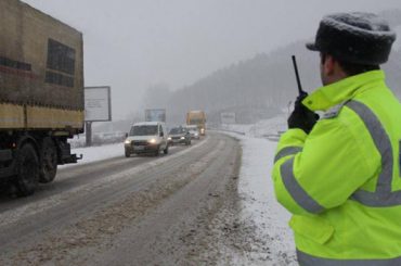 Se circulă în condiții de iarnă! Probleme spre Muntele Mic!