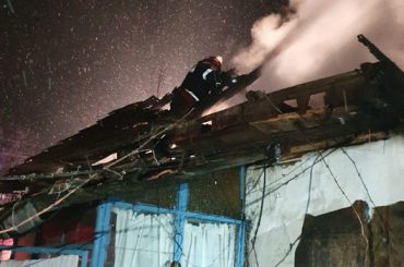 Casă în flăcări la Berzovia