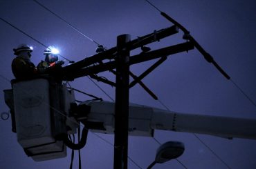 Doi stâlpi de curent au luat foc la Văliug! Iar oamenii au rămas fără energie electrică…