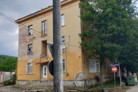 Fetele, părăsite de elevii de liceu…