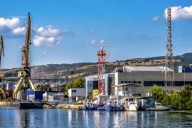 Portul, scăldat de ape tulburi