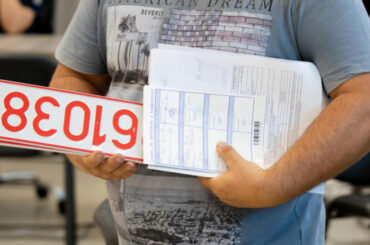 Plăcuțele și documentele de înmatriculare, înmânate pe loc