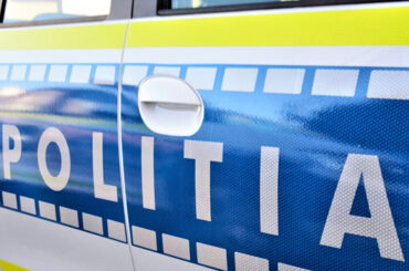 Polițiștii au salvat o femeie din casa în flăcări