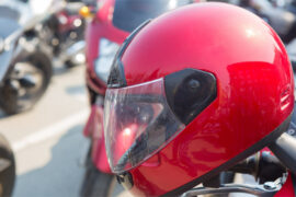 Cu piciorul rupt, după ce a căzut de pe motor