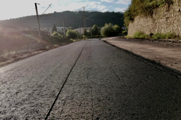 Asfalt ca-n palmă pe drumul de acces în Mociur