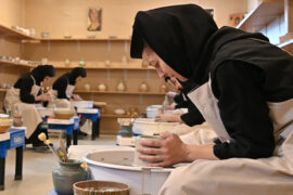 Măicuţele de la Mănăstirea Nera s-au apucat de olărit