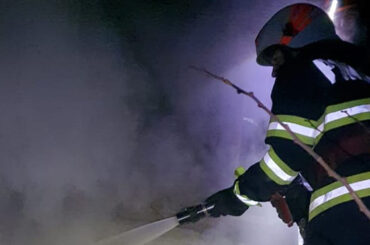 Două coșuri de fum, incendii la trei gospodării