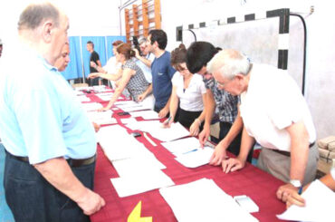 În județ sunt mai mulţi alegători decât locuitori…