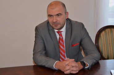 Îți vine să-i strângi de gât!