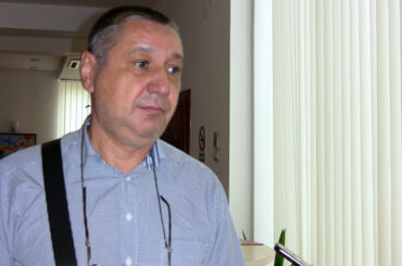 În judeţ, pensiile se mai împart şi pe capota maşinii!