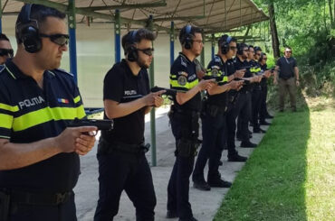 Polițiștii cărășeni au învăţat să tragă
