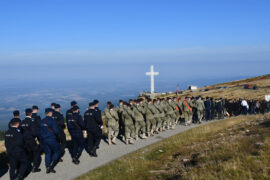 Spre rugăciune, la umbra Crucii de pe Muntele Mic