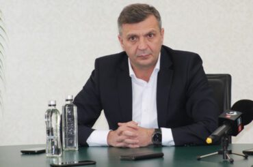 Ce aer respiră unii, în ce ape se scaldă alții