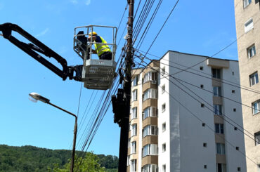 Se montează firele de contact pe Podul Doman
