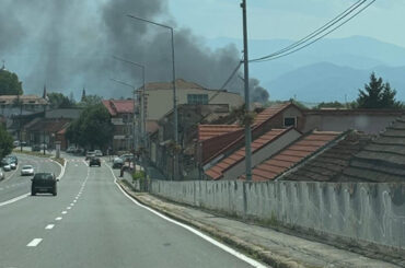 Depozit de fier vechi și mase plastice, în flăcări la Caransebeș