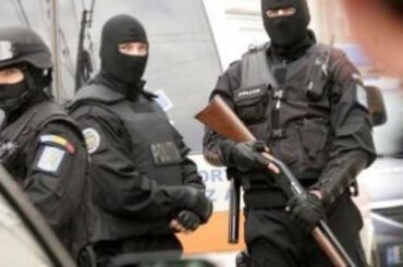 VIDEO! Percheziție la Reșița: arme și muniție cumpărate de pe net