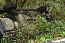 Femeie încarcerată într-o mașină răsturnată pe DJ608C