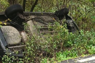 Femeie încarcerată într-o mașină răsturnată pe DJ608C