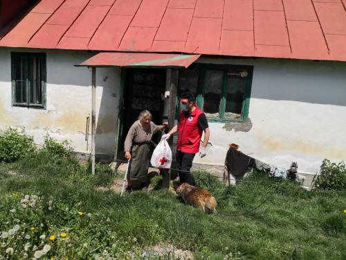 Grupul CEZ �n Rom�nia a oferit alimente de baz� greu perisabile pentru peste 2000 de v�rstnici